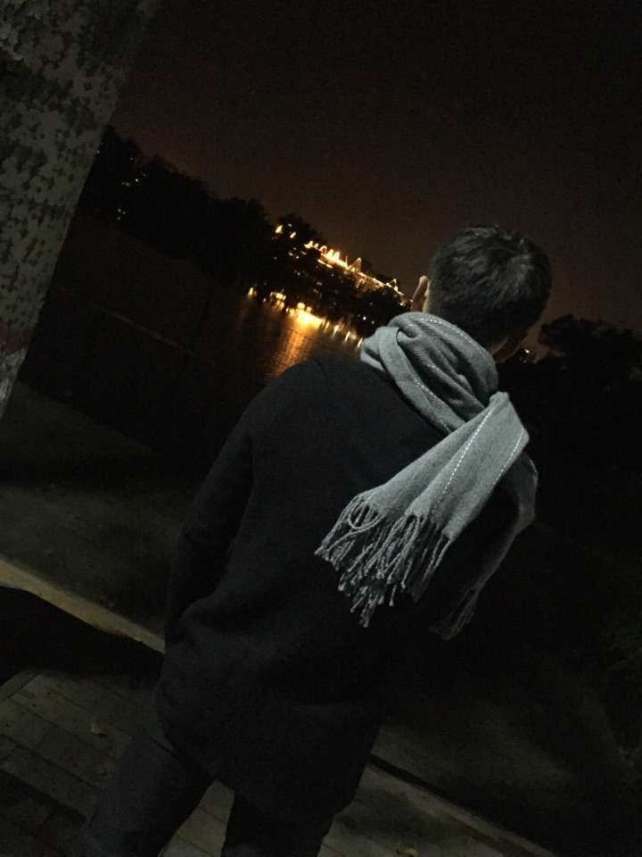 附一张  小哥哥带我看夜景背影