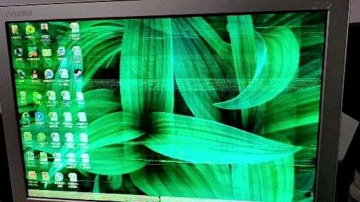 请问电脑出现这种花屏是怎么回事?有大佬给解决一下吗?