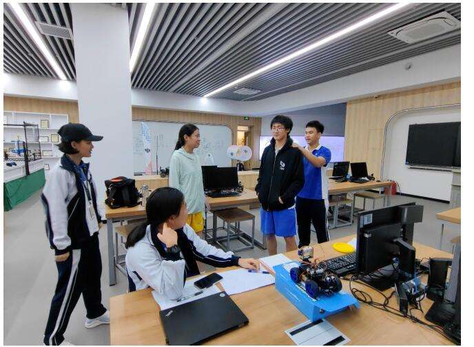 深圳中学学子发明自助智能脊柱侧凸早筛方法和仪器