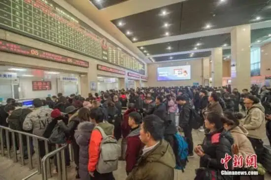 在 12306 出现之前，线下购票柜台工作人员使用的 TRS 系统也是全国联网的，为什么那时没有崩溃问题？