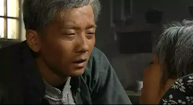 如何评价电影《活着》和电视剧《福贵》?