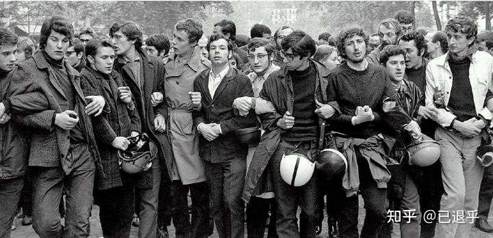 挂旗子,一红黑旗子为蓝本,可以根据个人信仰不同挂不同版本,比如说工