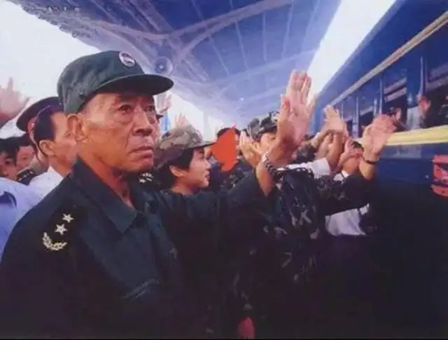 看哭了亿万网友 98年抗洪前线的那位满含热泪的老将军 他走了 知乎