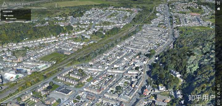 用通俗的语言说,就是拍摄的时候,镜头与地面有一定的倾斜角度,就叫