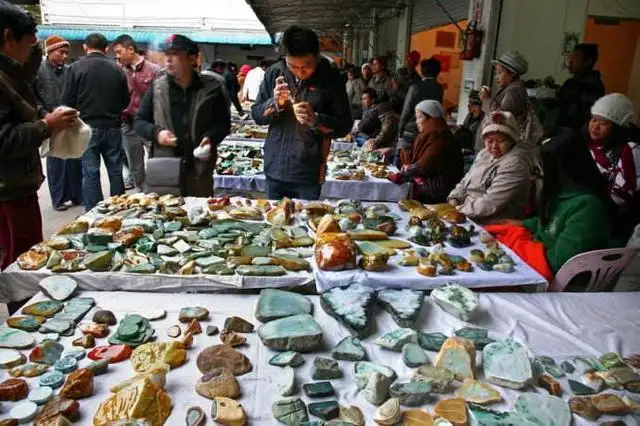 批发翡翠原石批发市场在哪里？中国最早最大翡翠原石赌石批发交易集散地-第16张图片-趣盘玩