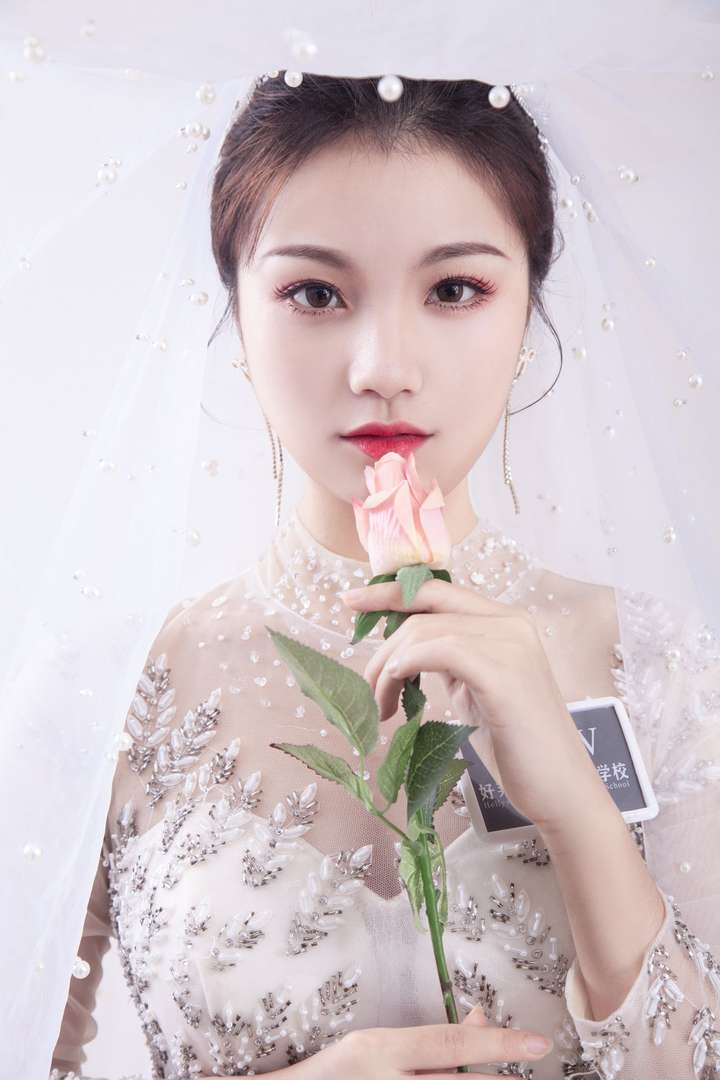 山东济南好莱坞化妆美甲美容培训学校跟妆白纱造型