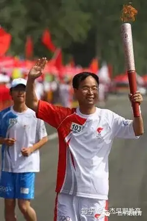 董瑞祥先生大学毕业后在初中做过物理老师,在兰州创办过公司,在丹麦