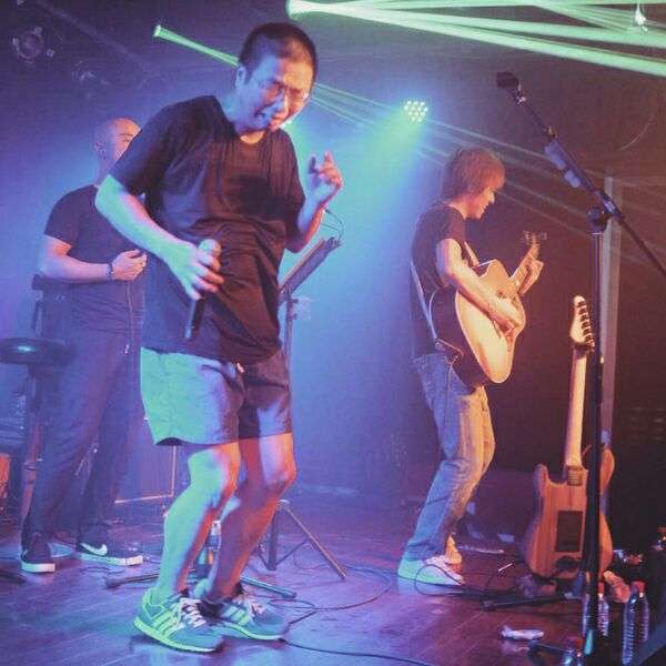 女朋友喜欢李志,我说李志一些歌的唱法我不喜欢,这就成了不尊重她了吗