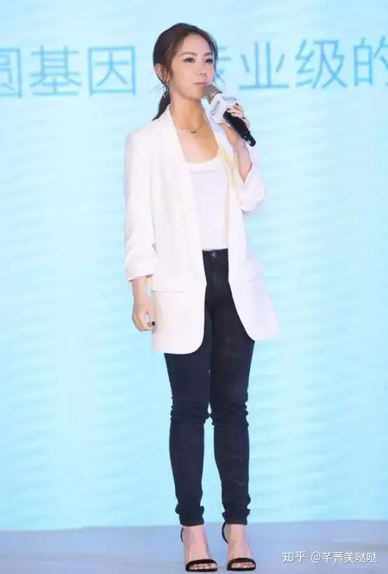 不少妹子把腿粗当成会呼吸的痛！14套秋冬衣服及显腿细技巧送给你(腿粗的人怎么搭配衣服显瘦)