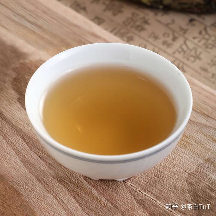 白茶茶汤金黄,滋味清香有蜜甜味,牡丹滋味更清甜