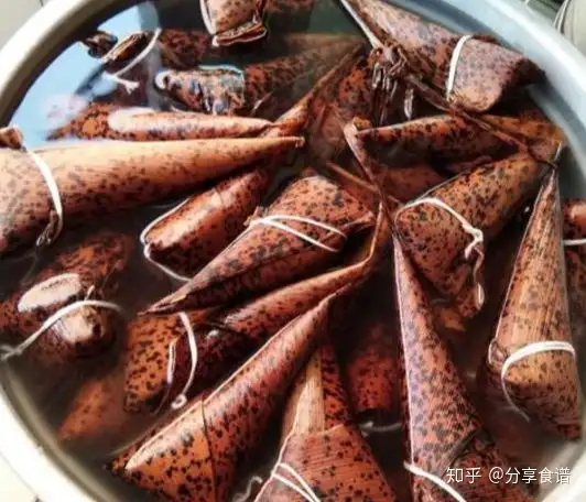 现代的粽子用的并非常用的野古草叶，而要笋壳，看一看李德柒是并非包的
