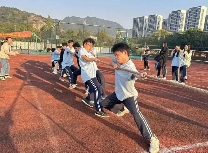 凝心聚力 突破极限——我校富阳校区拔河比赛圆满结束(图2) 凝心聚力 突破极限——我校富阳校区拔河比赛圆满结束(图2)