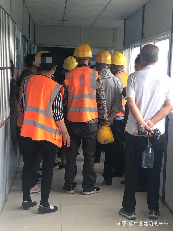 你们可能感受不到现场的气氛,让我给你们简单描述一下,为什么堵门?