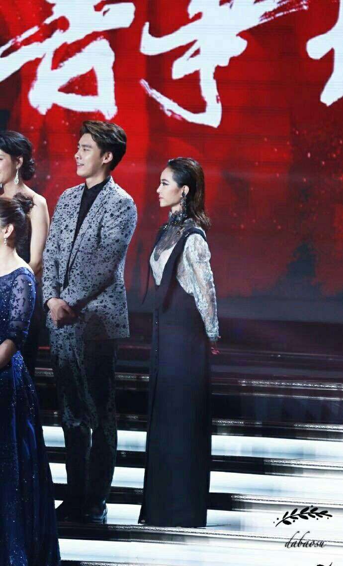 芭莎慈善夜,蔡依林由于和其他人不熟悉,一直站在最外边,后来李易峰