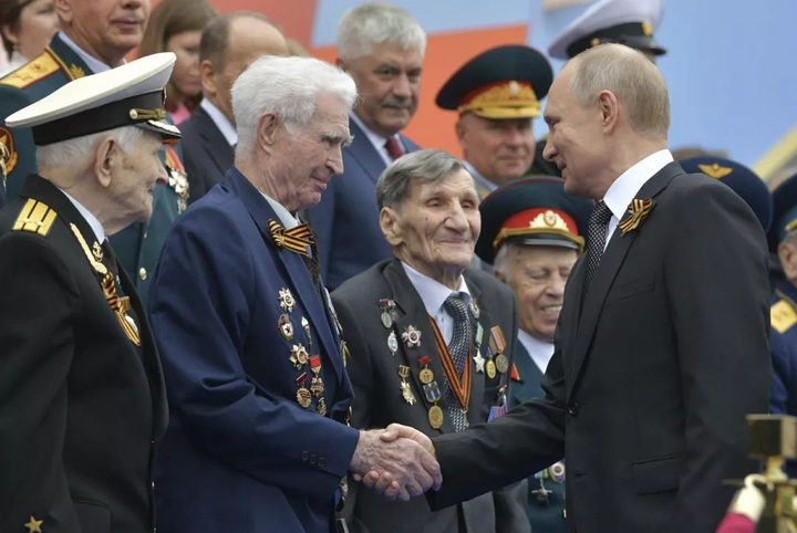 2022年5月9日，俄罗斯总统普京与参加卫国战争胜利77周年纪念活动的二战健在老兵亲切握手