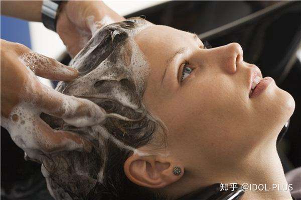 美发店的洗发师是如何服务顾客的？