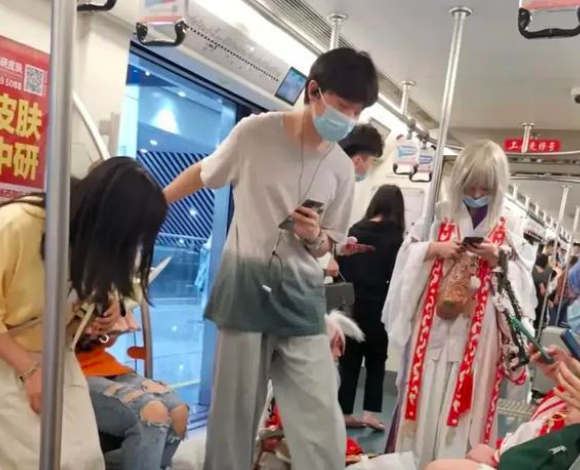 在大街上穿 Cosplay 装扮时被指责合理吗?