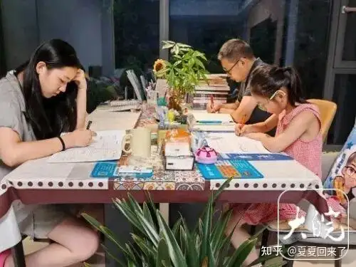 44 岁爸爸因叛逆期女儿说「有本事你去考个研究生」，在职一战上岸 985，怎样看待这种教育方式？