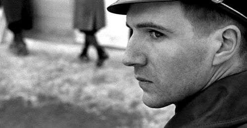 《辛德勒的名单》里纳粹军官阿蒙的眼睛 当他回头看走远的海伦的时候