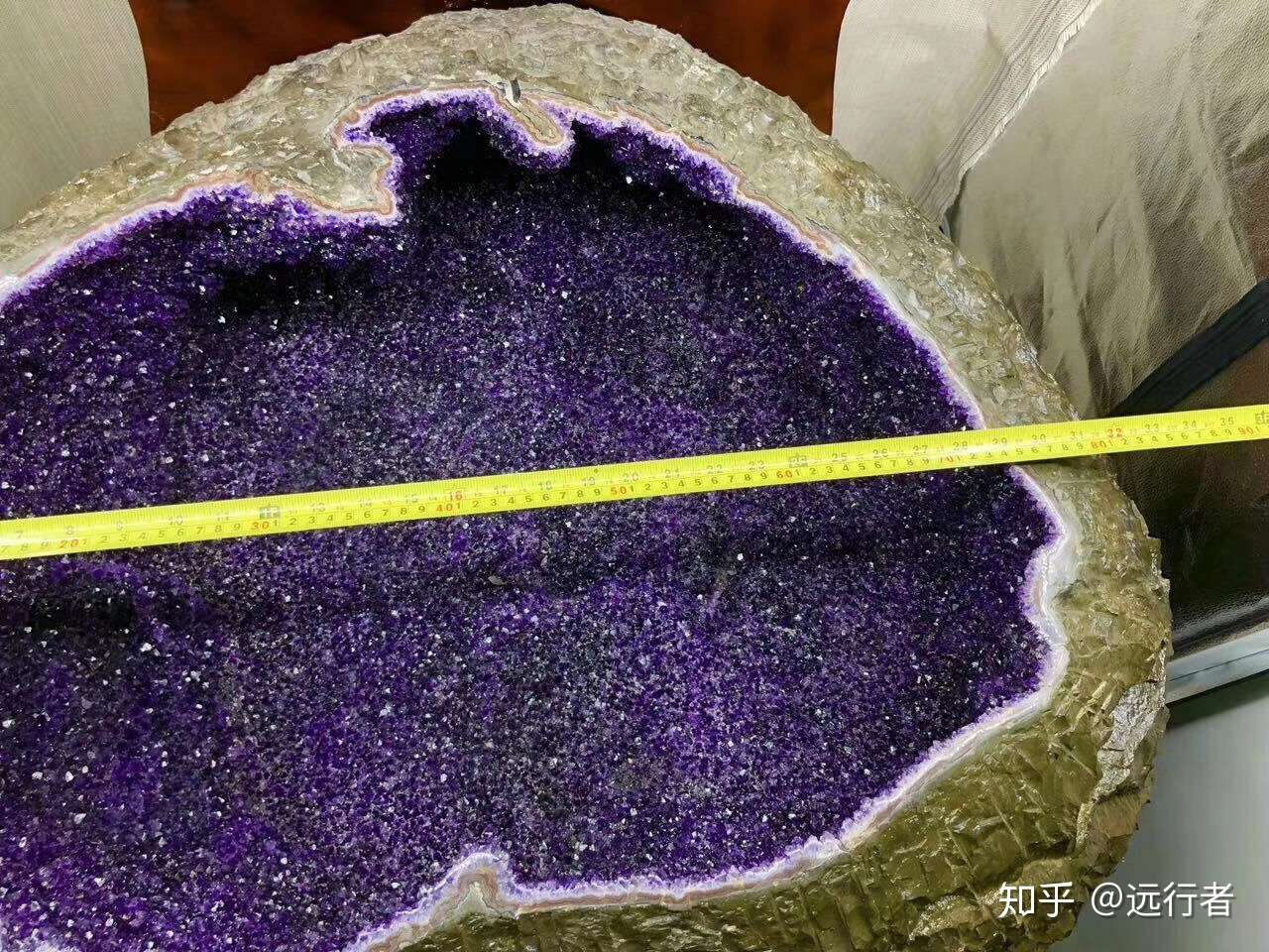 紫晶洞上面贴的红点是什么 知乎