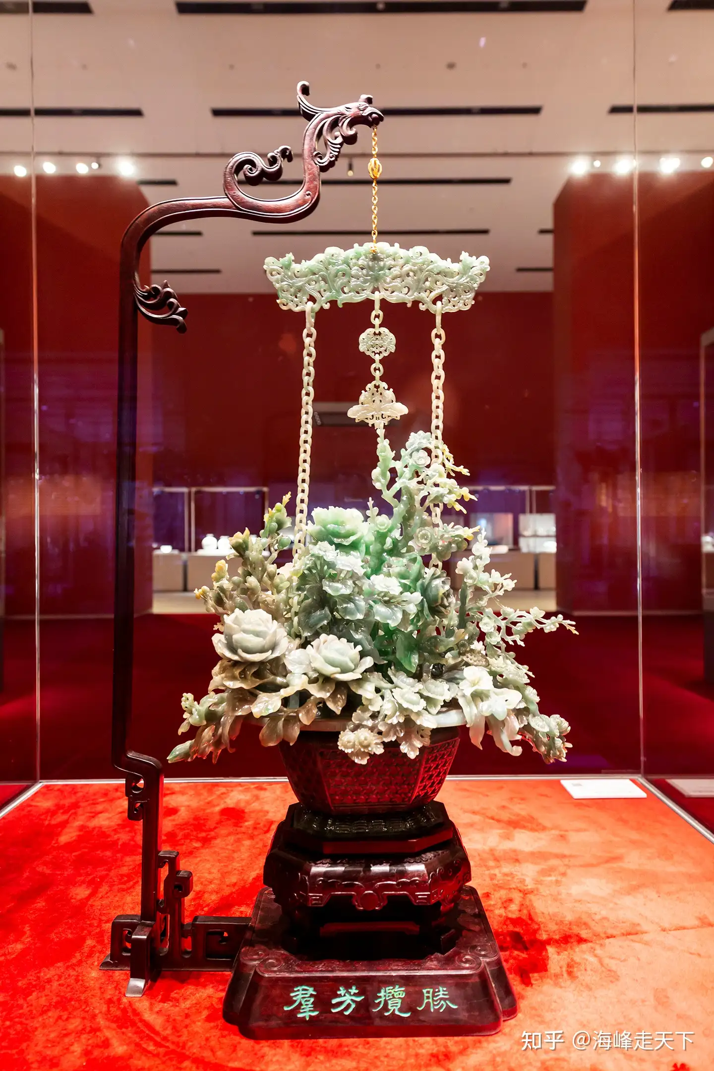 中国工艺美术馆·中国非物质文化遗产馆“四大国宝”之一的“玉雕翡翠花篮