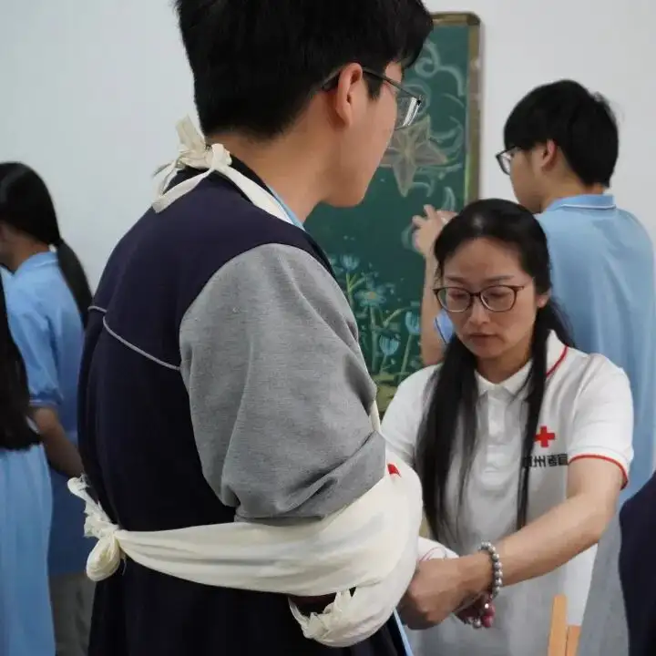 【平安校园】急救技能 “上线” 筑牢校园安全线 | 我校塘栖校区开展红十字急救技能培训(图2) 【平安校园】急救技能 “上线” 筑牢校园安全线 | 我校塘栖校区开展红十字急救技能培训(图2)