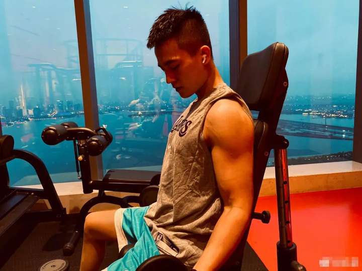 从歌手到演员从左耳到八佰总票房突破100亿欧豪凭什么