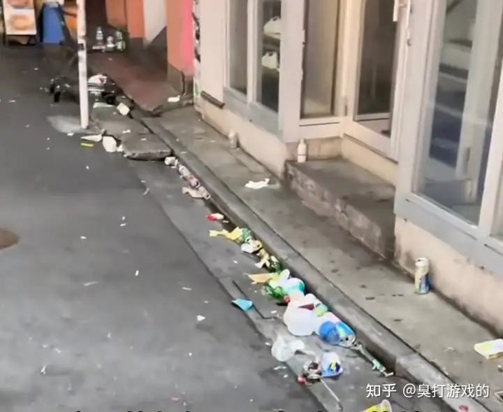 日本球迷在世界杯捡垃圾被批「出国作秀」，日本网友留言称「涩谷街头的垃圾也捡捡吧」，如何看待这一争议？