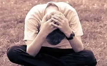 有人会刻意压抑,避免表现出来,有人会找宣泄途径,希望尽快调整心情