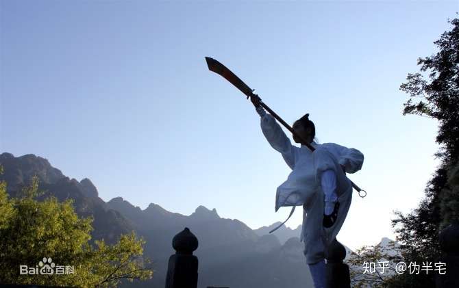 随着社会发展,传统武术的技击功能已经没什么用了,杀伤力比不上枪支