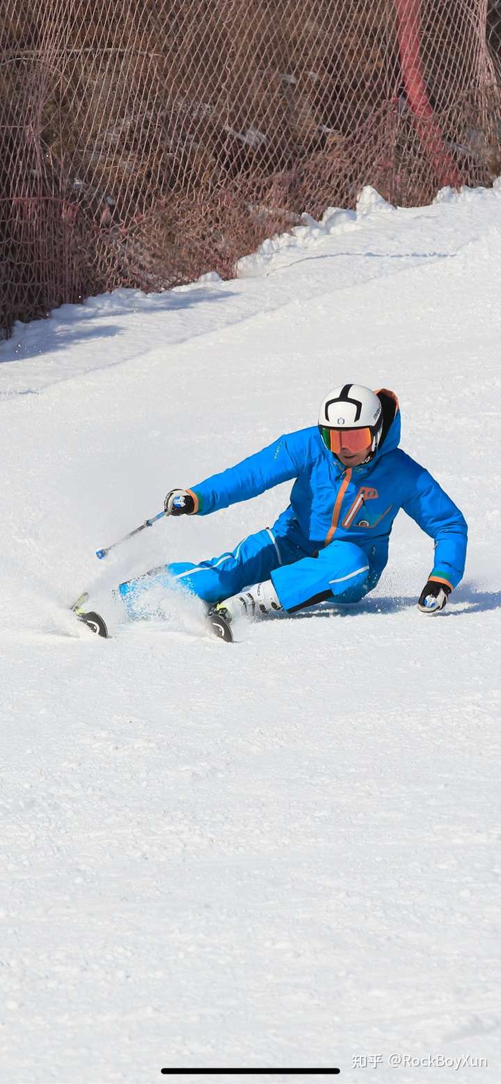 如何做到双板卡宾贴地摸雪