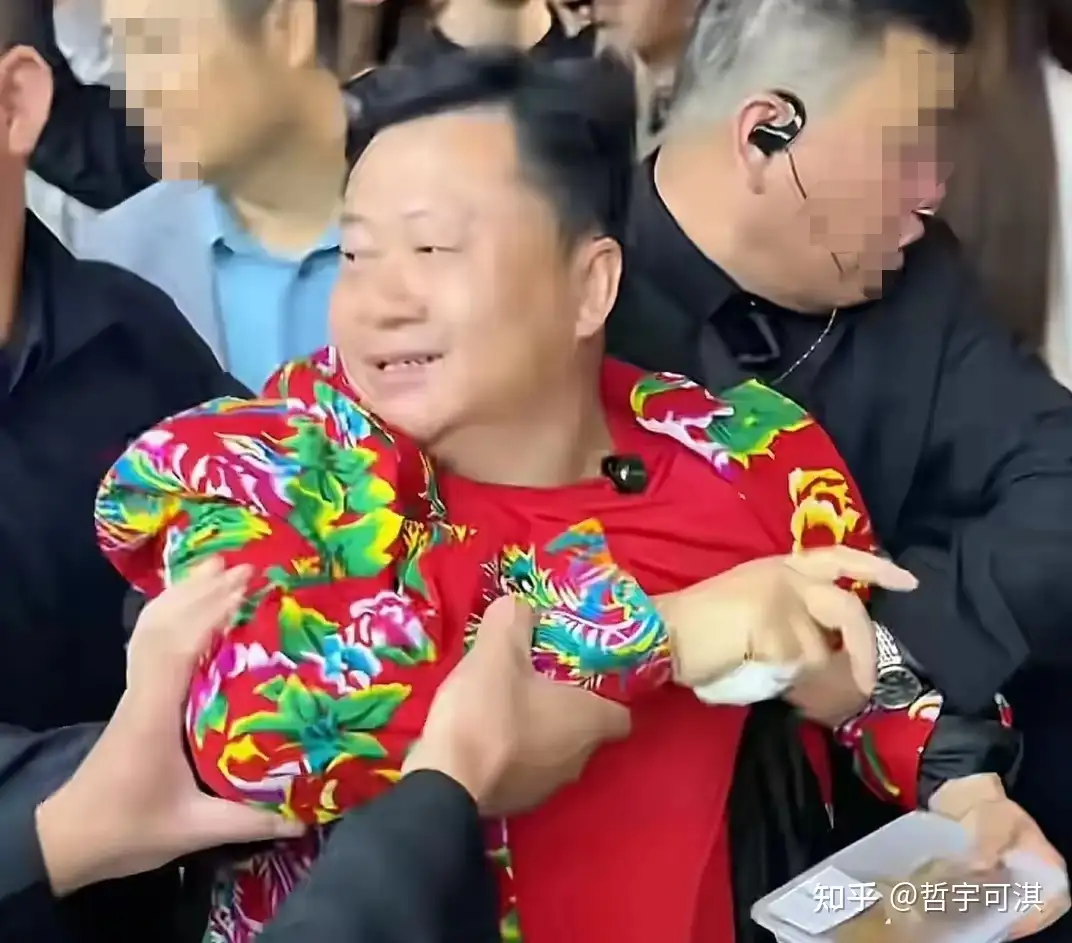 卤鹅哥回应上海车展投喂周鸿祎，「想宣传荣昌卤鹅，行为有些不妥」，他的行为存在哪些问题？缩略图