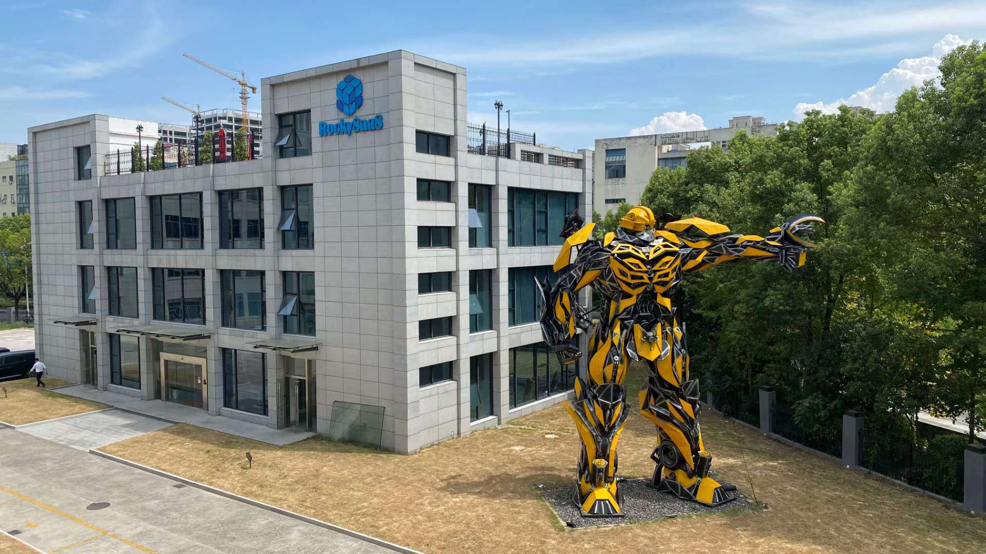 蜗牛学苑it教育 的想法: 大黄蜂也一定感觉到很热吧,要不进屋来学