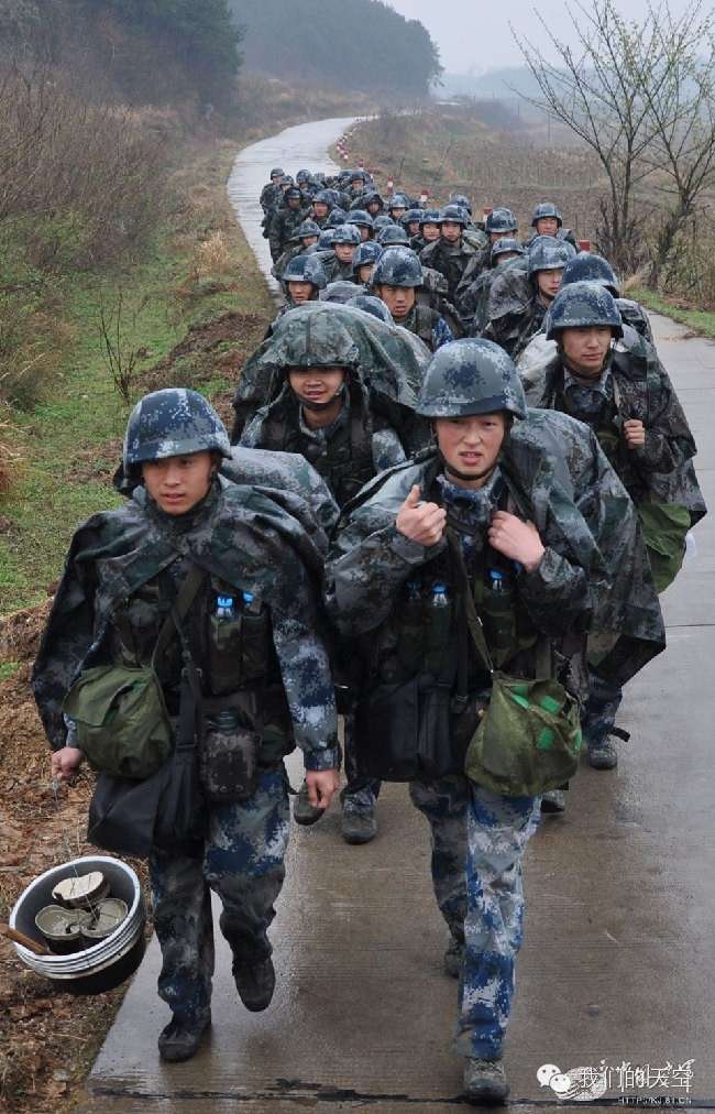 图文雨一直下却挡不住空降兵攻破敌特情