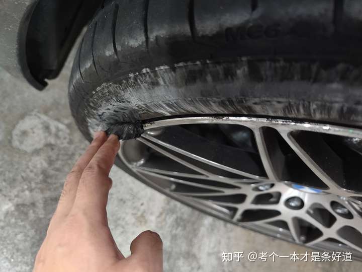 轮毂刮蹭到马路牙子了,刮花了,麻烦看一下需要怎么修?