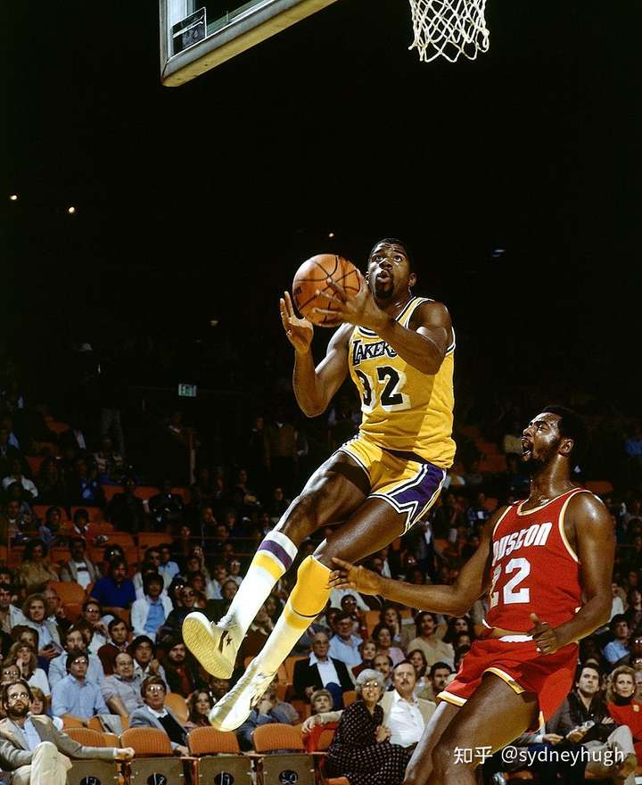 魔术师约翰逊,虽然他不算是得分后卫,属于组织后卫,然而,没办法我看球