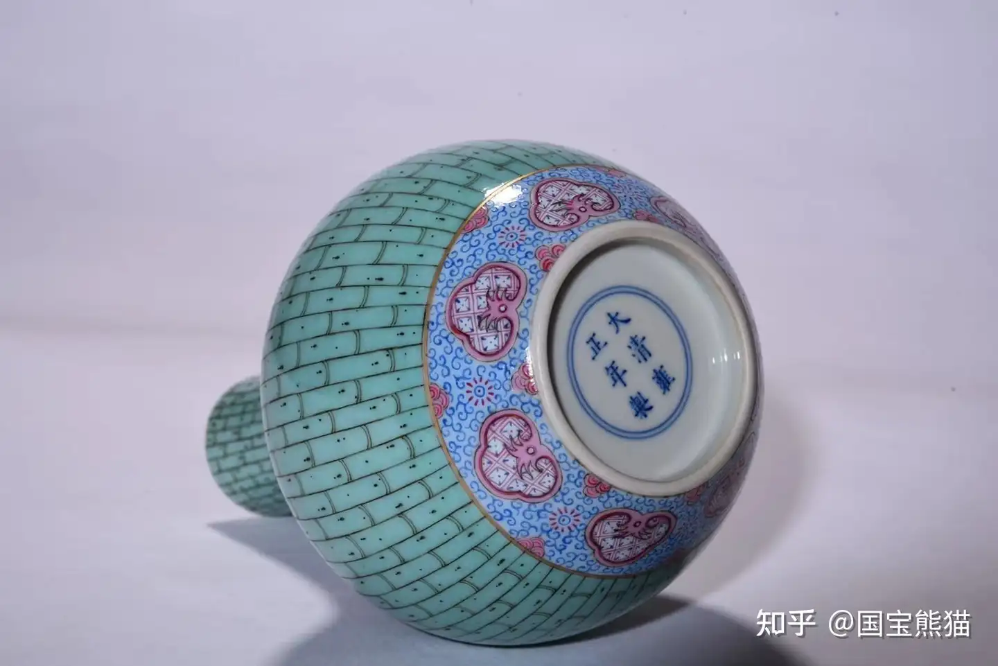 大清雍正年制，松石绿地竹节纹图案天球瓶一对，高18cm，肚径12.5cm - 知乎