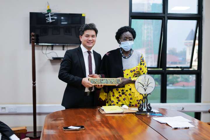 受驻华大使邀请，爱善天使张帆出访非洲获乌干达第一副总理亲切接见