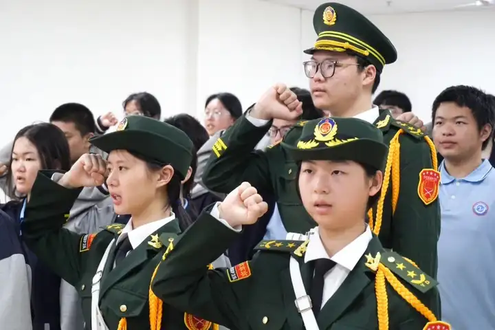 【红色校园】护旗薪火传使命 青春热血启征程 | 塘栖校区国旗护卫队交接仪式圆满落幕！(图10)