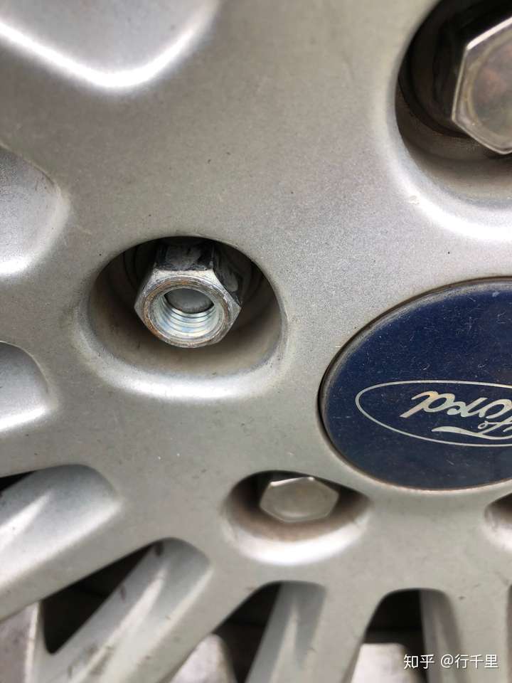 汽车轮胎螺丝帽选实心锻造款还是原厂带铁皮帽款?