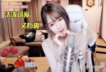 腐团直播弯腰捡东西,因衣服领口太低,超管警告腰弯得太下去