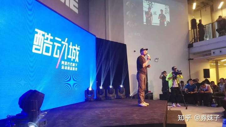 为什么我发现淘宝有很多店都挂着酷动城？酷动城是属于一个品牌吗？