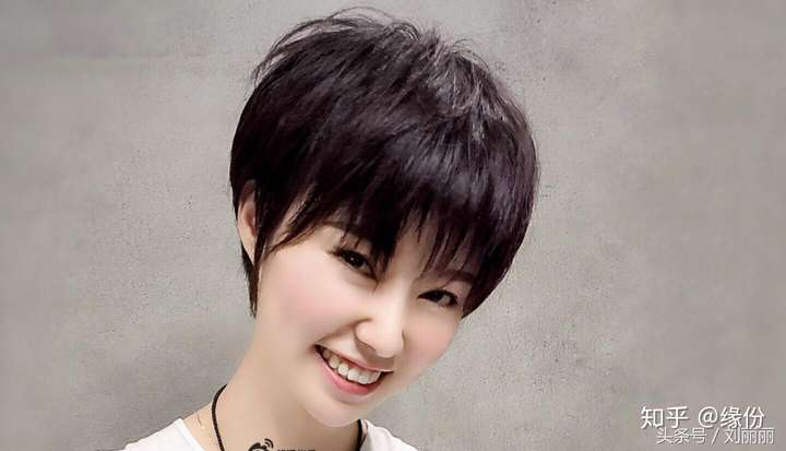 想问鹳骨宽一点,额头显窄的脸型适合剪短发吗?