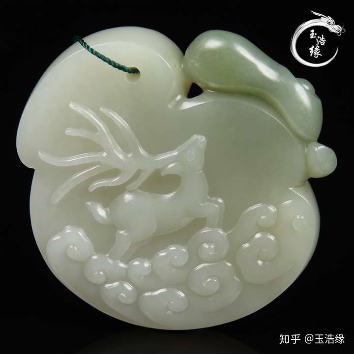 一款复古典雅的和田玉白玉带翠籽料鹿牌吊坠愿美好祥瑞和你相随