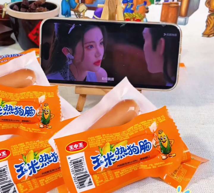 返工不emo，“观影+零食”来救，春都零食解锁追剧新体验