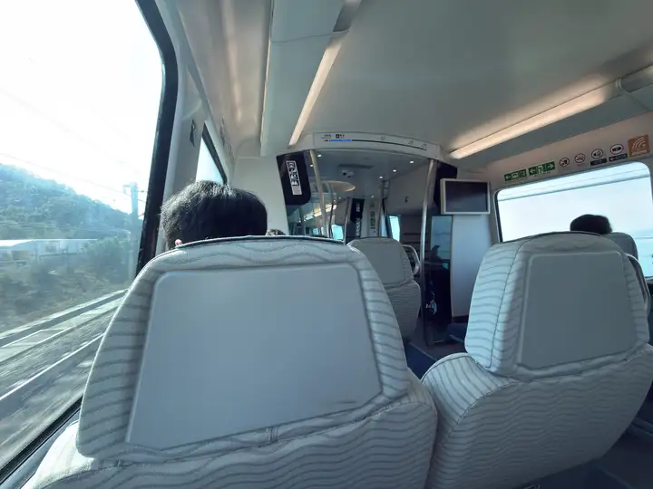 深圳地铁 11 号线普通车厢人满为患，商务车厢几乎空无一人，票价约为普通车厢三倍，该票价设置合理吗？