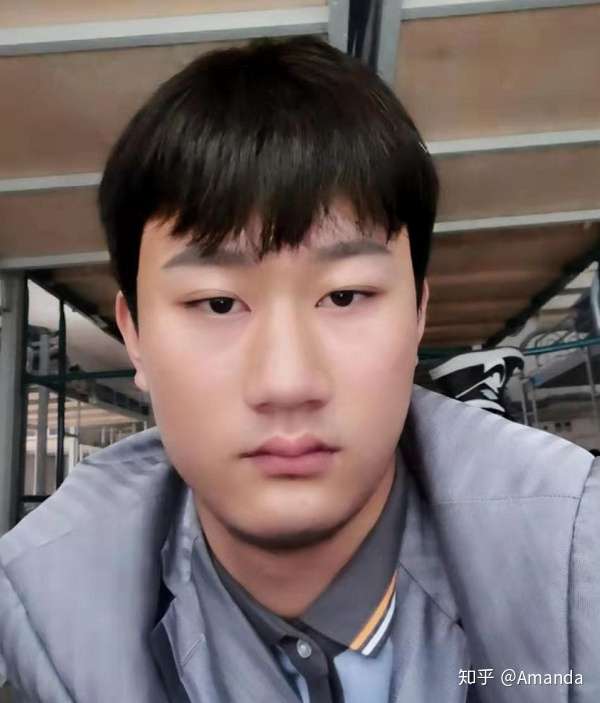 明明一张明星脸! 眼睛不小,还双眼皮 外眼角上扬.