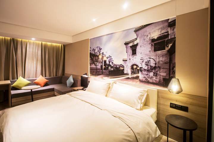 为什么酒店客房床上要放两对枕头