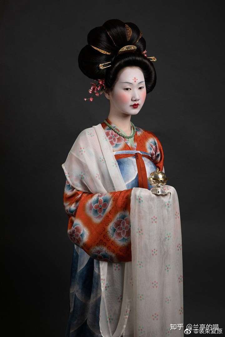 如何看待娄艺潇穿汉服亮相时装周?你觉得好看吗?