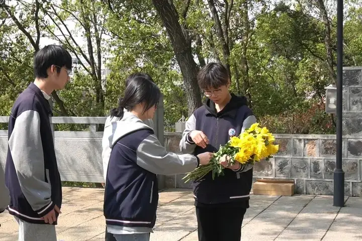 清明祭英烈 传承忠烈魂 | 塘栖校区西南山新四军烈士陵园清明祭扫活动(图4)